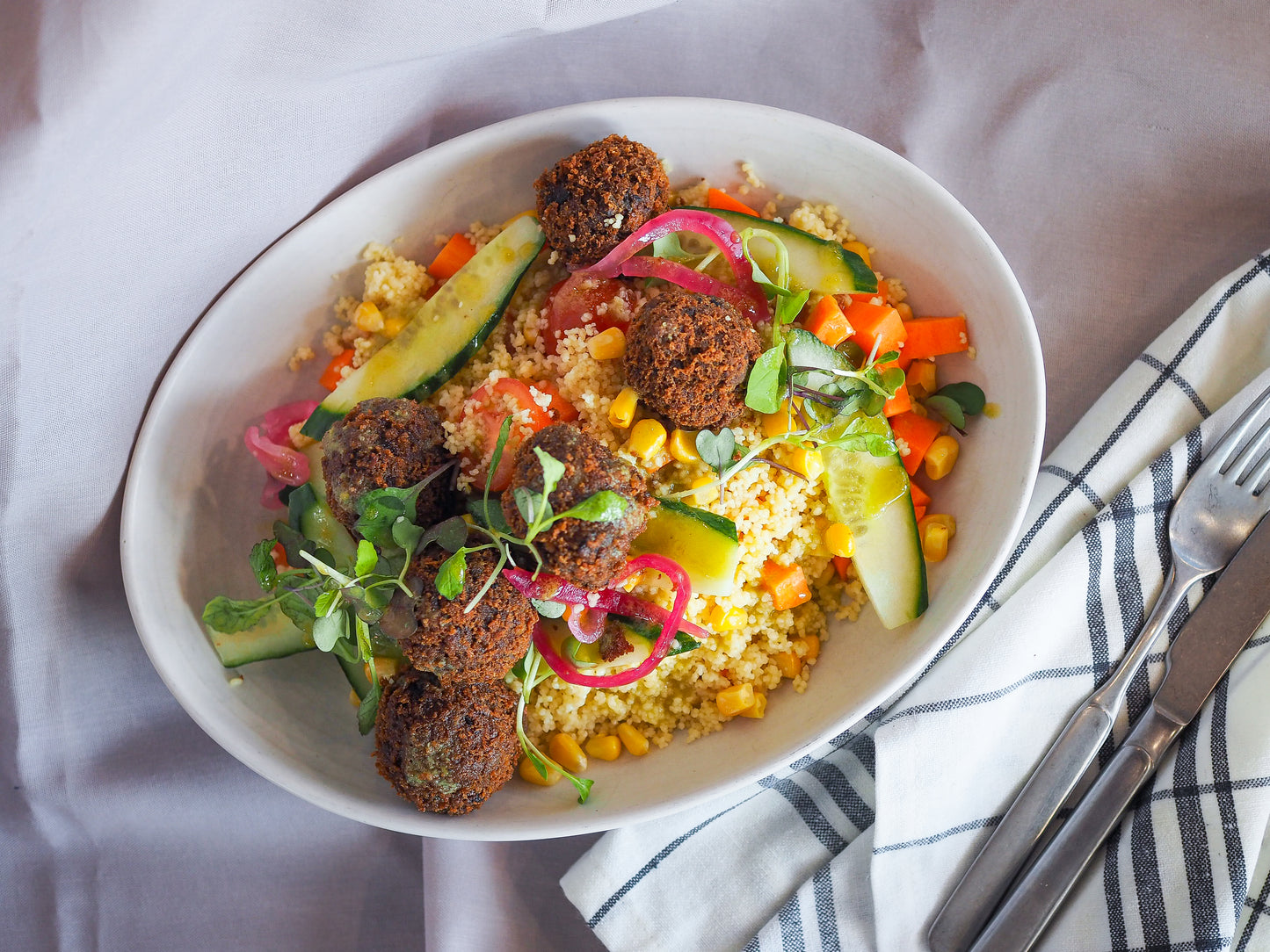 Falafelsalaatti